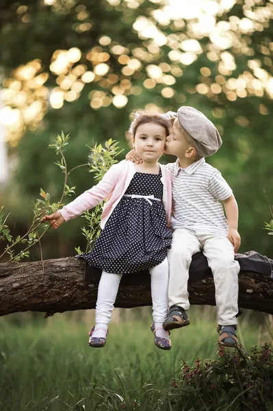 Menino beijando uma menina — Fotografia de Stock