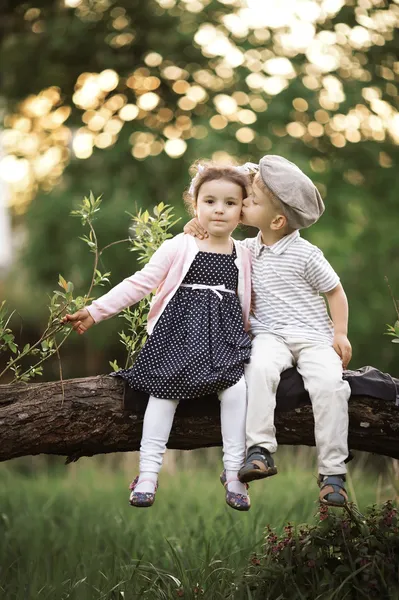 男の子は女の子にキス — ストック写真