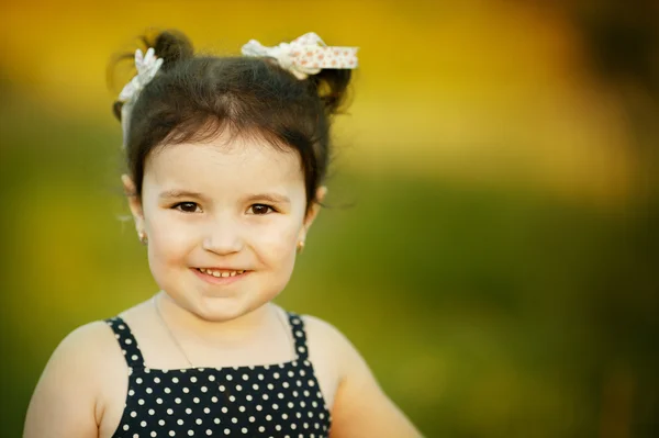 Маленька щаслива літня дівчинка — стокове фото