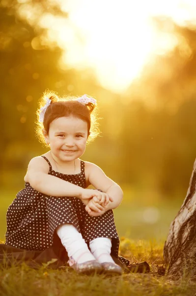 Γλυκό κορίτσι στο ηλιοβασίλεμα — Φωτογραφία Αρχείου