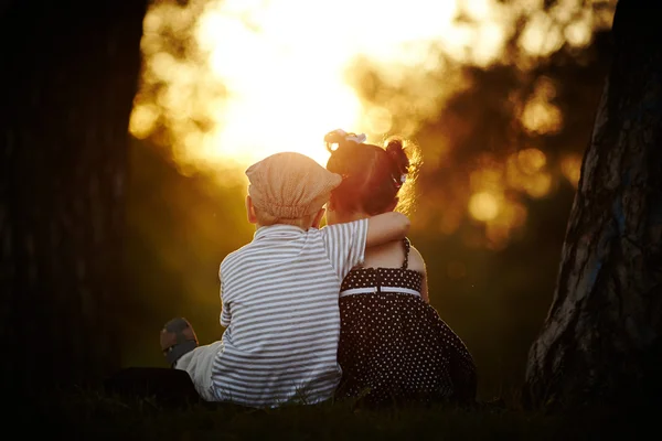 Niño y niña al atardecer — Foto de Stock