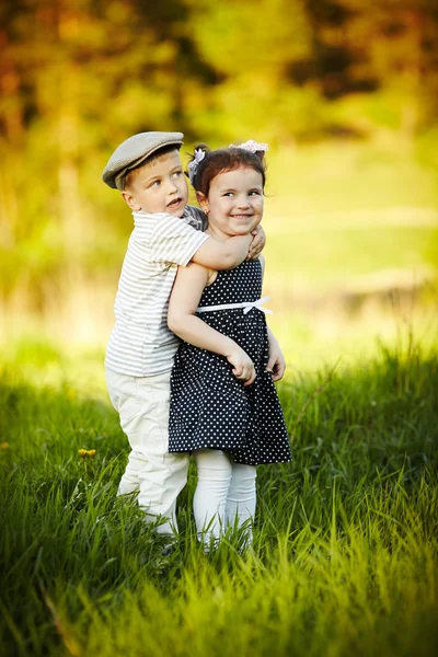 Menino e menina feliz — Fotografia de Stock