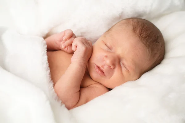 Retrato de bebê bonito recém-nascido dormindo — Fotografia de Stock