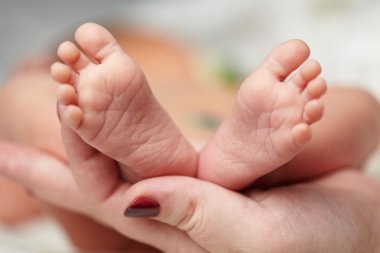 Anne tut bebek ayaklar