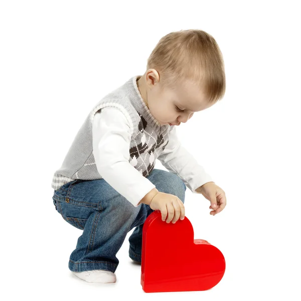Χαριτωμένο μικρό αγόρι με κόκκινη καρδιά — Φωτογραφία Αρχείου