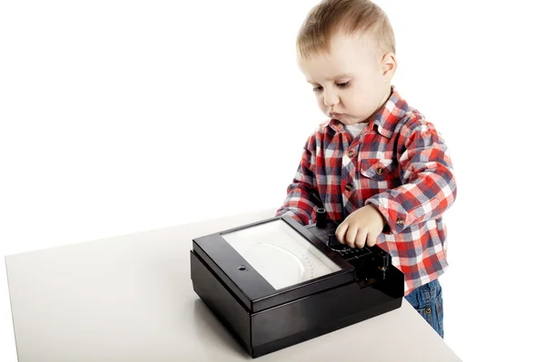 Nieuwsgierige kleine jongen draait schakelaars op apparaat — Stockfoto