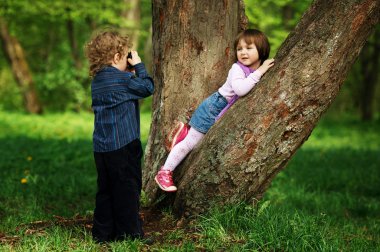 küçük boy fotoğrafını kız parkta ağaç üzerinde