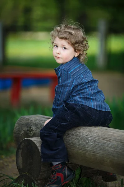 Kleine jongen op zomer speelplaats — Stockfoto