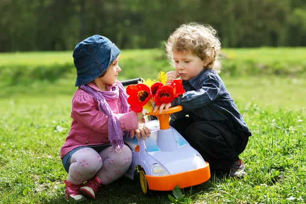 Söt pojke och flicka på datum — Stockfoto