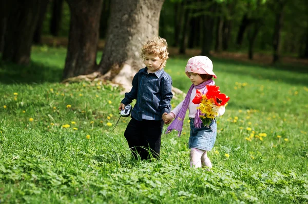 Mały chłopiec i dziewczynka w parku — Zdjęcie stockowe