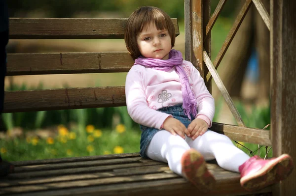 Pequena menina séria — Fotografia de Stock