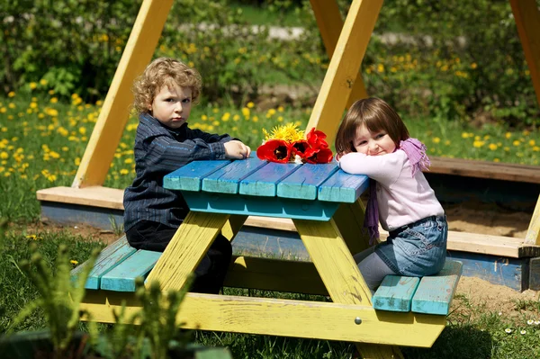 Niño y niña en la fecha — Foto de Stock