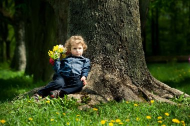 Çiçekli küçük çocuk.