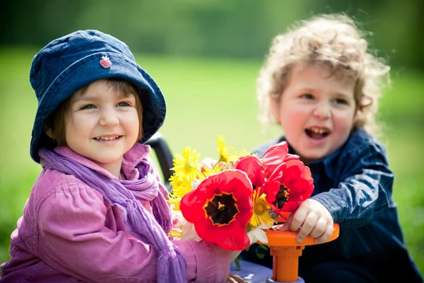 Мальчик и девочка в парке с игрушечной машиной — стоковое фото