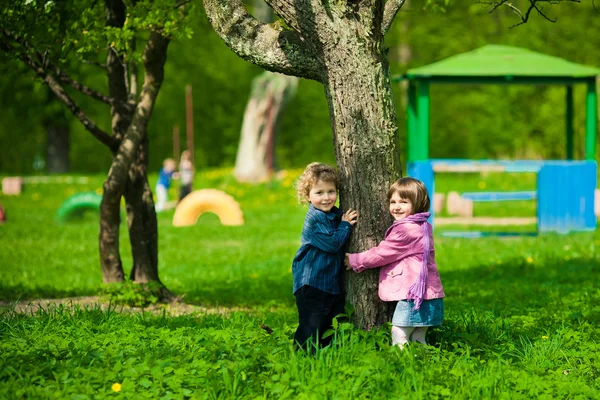 Junge und Mädchen auf einem Spielplatz — Stockfoto