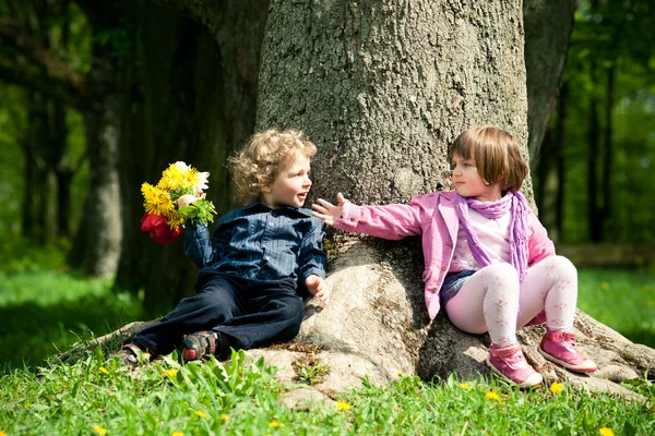 Datum i park — Stockfoto