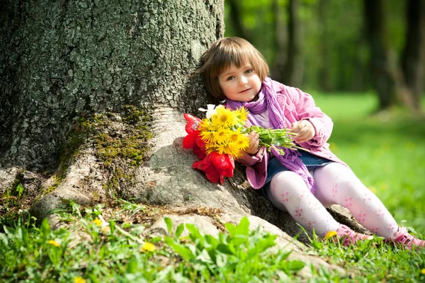 Piccola bella ragazza con fiori — Foto Stock