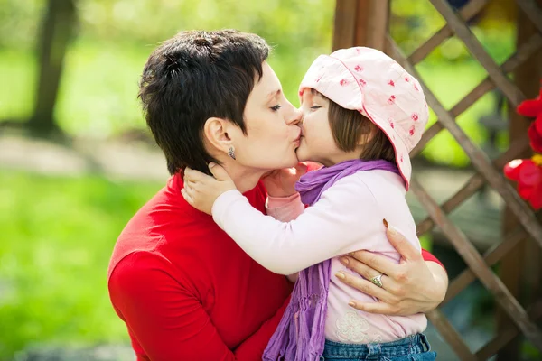 Madre e hija besándose —  Fotos de Stock