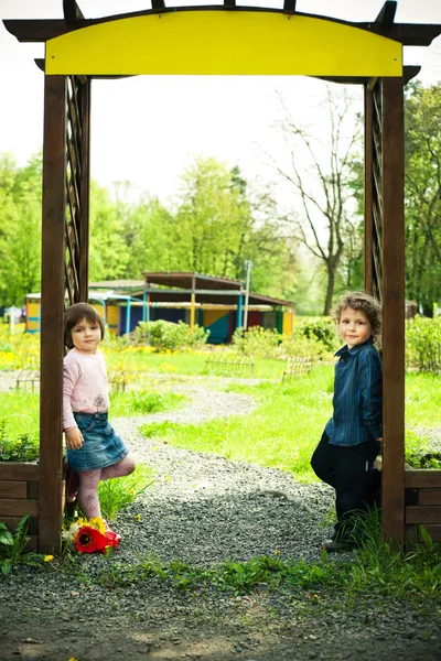 Děti v bráně — Stock fotografie