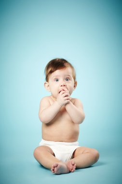 mavi arka plan üzerinde şirin mutlu bebek