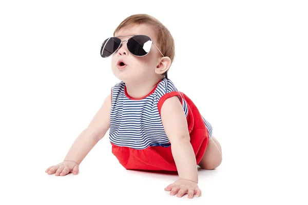 Schattige gelukkig baby met zonnebril geïsoleerd — Stockfoto