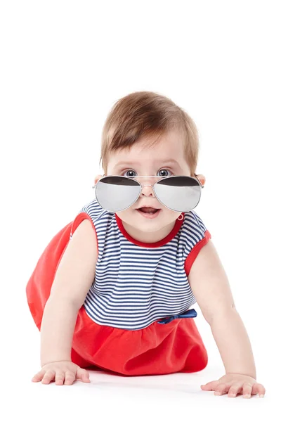 Niedliches glückliches Baby mit Sonnenbrille isoliert — Stockfoto