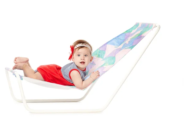 Carino bambino sdraiato sul lettino — Foto Stock