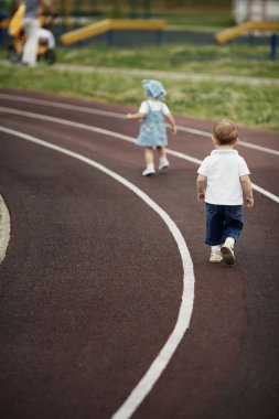 komik küçük çocuklar stadyum üzerinde oyun