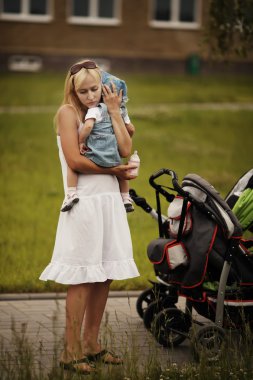 Anne ağlayan kızını yatıştırır