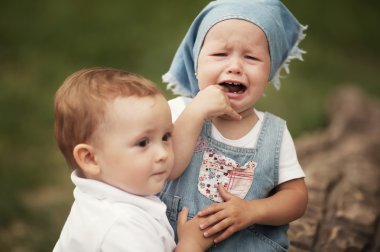 küçük bir çocuk ve ağlayan kız