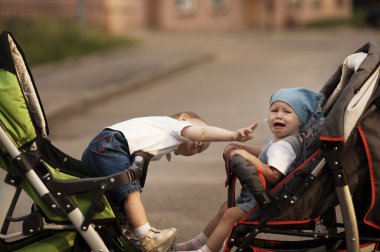 küçük bir çocuk ve ağlayan kız