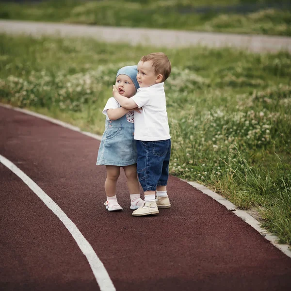 Μικρό ευτυχισμένο αγόρι και κορίτσι — Φωτογραφία Αρχείου