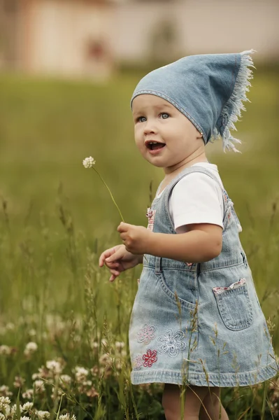 Sevimli küçük kız çiçek — Stok fotoğraf