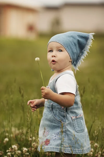 Aranyos kis lány virággal — Stock Fotó