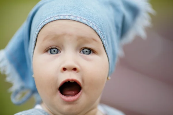 Portrait of surprised girl — Stock Photo, Image