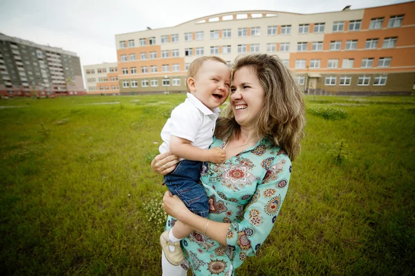 Gelukkig lachen moeder met zoon — Stockfoto
