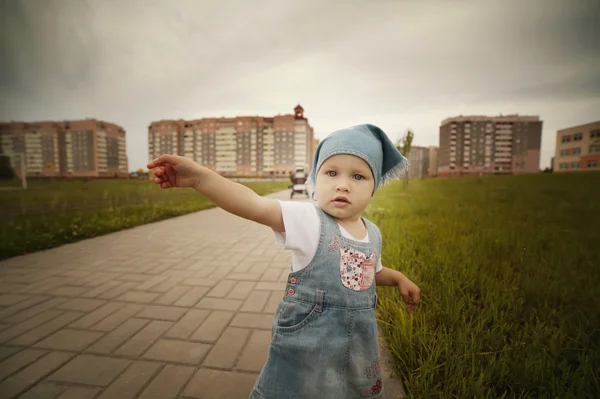 Little girl points to the side — Stock Photo, Image