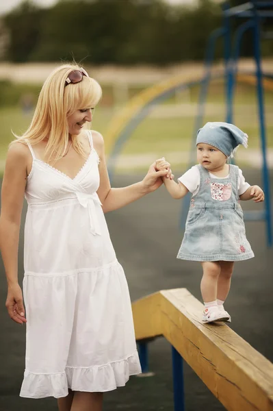 Matka z córką, plac zabaw dla dzieci — Zdjęcie stockowe