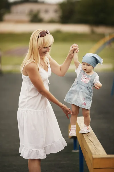 Mutter mit Tochter auf Spielplatz — Stockfoto