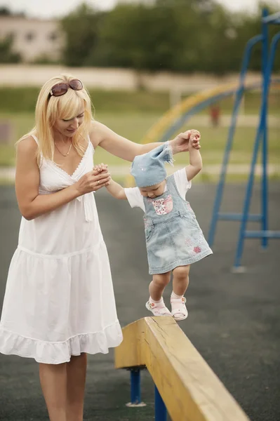 Mère avec aire de jeux fille — Photo