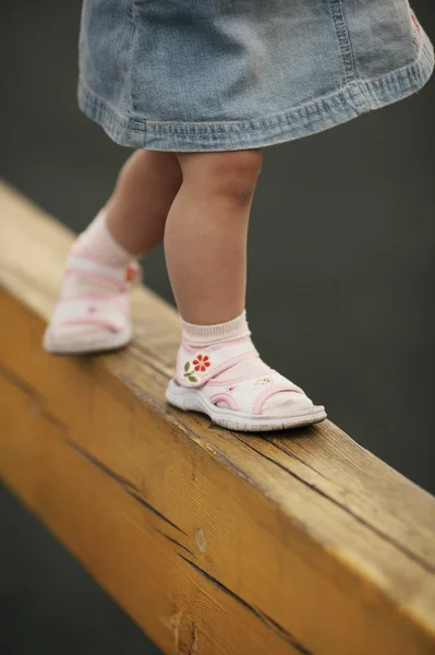 Niña en la barra horizontal —  Fotos de Stock