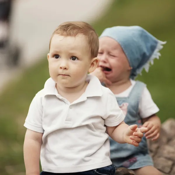 Маленький мальчик и плачущая девочка — стоковое фото