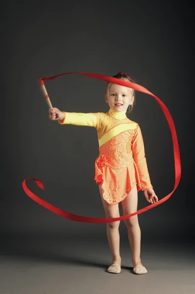 Niñita haciendo gimnasia con cinta — Foto de Stock