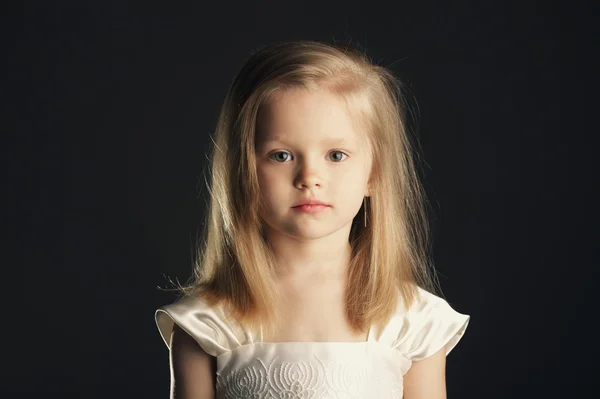 Pequena menina bonita loira — Fotografia de Stock