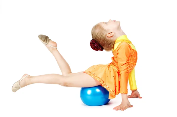 Hermosa chica gimnasta con una pelota — Foto de Stock