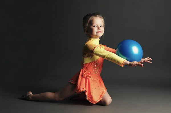 Krásná dívka gymnastka s míčem — Stock fotografie