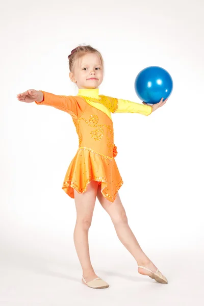 Menina bonita ginasta com uma bola — Fotografia de Stock