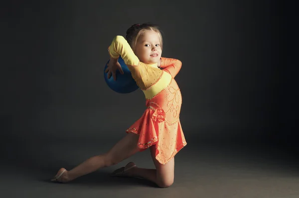 Piękna dziewczyna gimnastyk z piłką — Zdjęcie stockowe