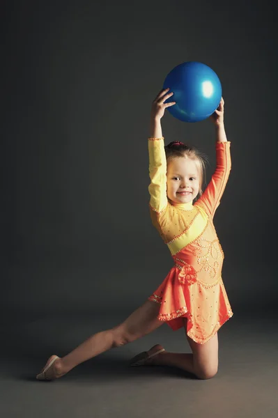 Krásná dívka gymnastka s míčem — Stock fotografie