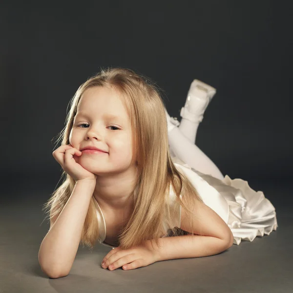 Маленька блондинка красива дівчина — стокове фото
